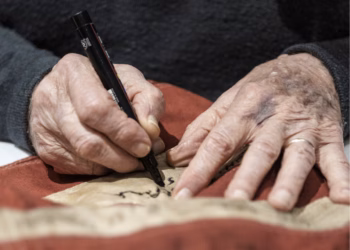 Uitzonderlijke ontmoeting met Amerikaanse veteranen in het Bastogne War Museum, waarvan sommigen voor het eerst sinds 1945 terugkeren naar België