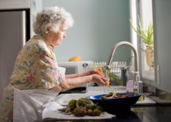 Werkende dochters zorgen meer voor hun ouders dan werkloze zonen