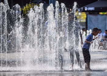 Antwerpen houdt fontein Park Spoor Noord koel met ijsblokken