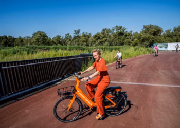 Fietsers krijgen veilige oversteek over R1: Lantis opent nieuwe fietsbrug