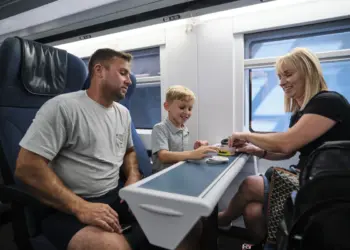 Reisstress – meer dan 6 op 10 ouders schamen zich voor luidruchtige kinderen op trein, bus of vliegtuig