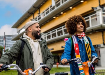 Oranje deelfietsen sterk gegroeid in 2025: meer ritten, gebruikers en 6000 gefietste km’s per dag