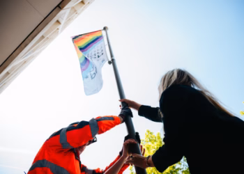 Studenten en docenten paraderen op e-truck