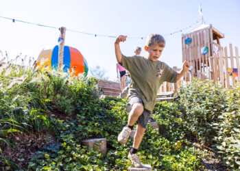 Vrije Basisschool Oosterwijk huldigt speelplaats in met groot feest