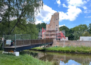 Nieuwe brug markeert mijlpaal in restauratie kasteelruïne Ter Elst