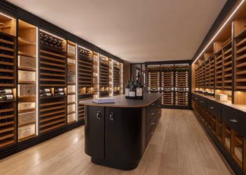 CUBEX, een Belgisch icoon van de modernistische keuken, presenteert voor het eerst een wijnkelder