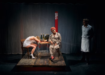 Malgré tout: Een voorstelling die schuurt, prikkelt en blijft nazinderen