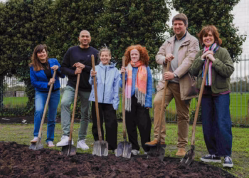 Leerlingen Sila Middenschool Oosterwijk beplanten 400 vierkante meter speelplaats op 1 dag