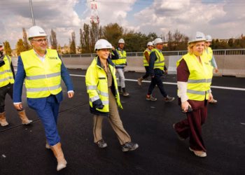 Minister Annick De Ridder en schepen Koen Kennis rijden als eerste Bypass in