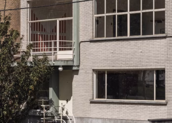 Schönfeld Gallery presenteert een tentoonstelling van de Belgische kunstenaar Jesse Willems in het modernistische Huis Cabuy in Mechelen