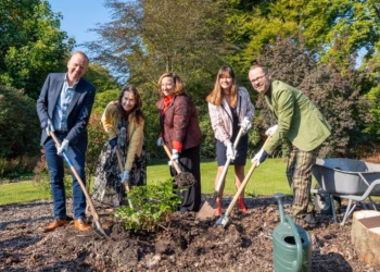 Sloveense ambassadeur plant roos ter ere van Jelena De Belder-Kovačič in Arboretum Kalmthout