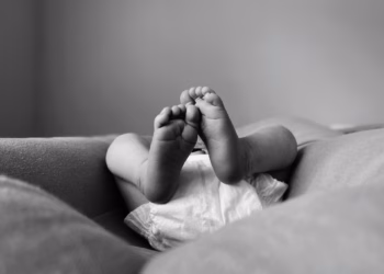 Absorberende pampers houden het droog, maar maken plassignalen minder zichtbaar