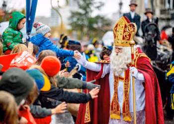 Hij komt, hij komt in de Antwerpse districten