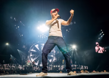 Kippenvel, nostalgie en een uitbundige AFAS Dome: Studio 100 SingAlong – Cleymans zingt Spring schiet uit de startblokken!