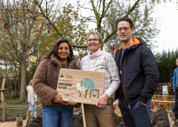 Vrije basisschool ’t Kantoor opent groen speelparadijs met het ceremonieel plaatsen van een grote notenboom
