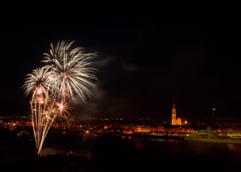 Antwerpen verwelkomt 2026 met spectaculair vuurwerk boven de Schelde
