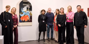 Art Antwerp 2025 reikt nieuwe prijs uit aan Laure Prouvost op de openingsdag van de beurs