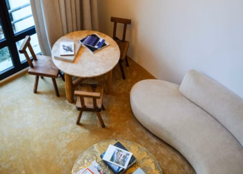 Een zorgvuldig gecureerd vakantieappartement in hartje Parijs combineert luxe, kunst en design