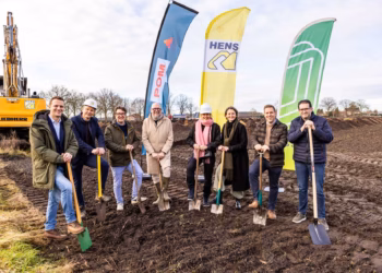 Eerste spadesteek markeert start werken uitbreiding bedrijventerrein Rijkmaker in Essen