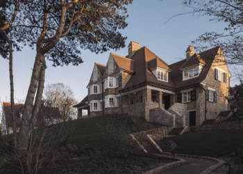 De iconische Villa Sous Tous Vent in Knokke werd helemaal getransformeerd door Maison Osaïn