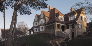 De iconische Villa Sous Tous Vent in Knokke werd helemaal getransformeerd door Maison Osaïn