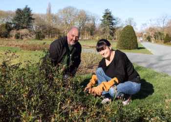 Gedeputeerde Mireille Colson snoeit mee in rozentuin Vrijbroekpark