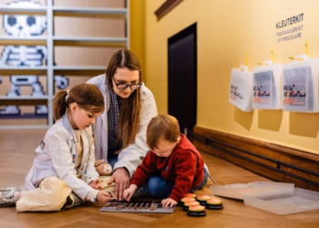 KMSKA daagt jonge bezoekers uit met interactieve expo KunstKrakers. Ontdek het onzichtbare
