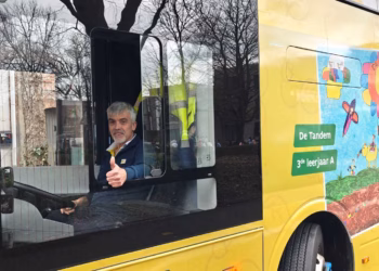 Toekomstvisie van Antwerpse kinderen siert elektrische bus van De Lijn