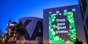 District Antwerpen zet M HKA in bloei met spectaculaire gevelprojectie
