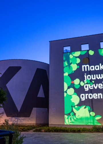 District Antwerpen zet M HKA in bloei met spectaculaire gevelprojectie