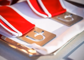 Drie Vlaamse universiteiten brengen hulde aan VN-rapporteur Francesca Albanese