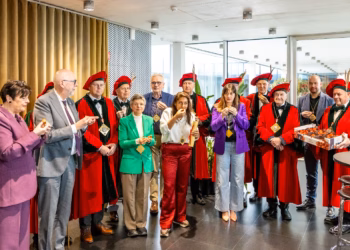 Gouverneur, deputatie en Koninklijk Paleis keuren eerste aardbeien van het seizoen