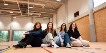 Masterstudenten productontwikkeling testen prototype sport-bh met topvolleybalploeg