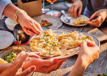 Otomat zet hun iconische lentepizza met asperges weer op de kaart: Asperges à la flamande