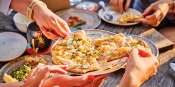 Otomat zet hun iconische lentepizza met asperges weer op de kaart: Asperges à la flamande