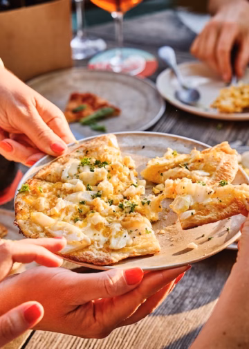 Otomat zet hun iconische lentepizza met asperges weer op de kaart: Asperges à la flamande