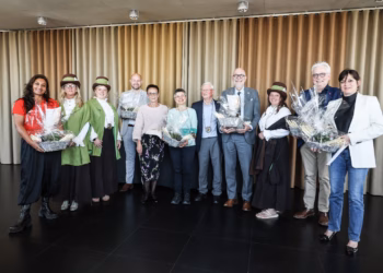 Vijf grootmeesters brengen eerste witte asperges naar Provinciehuis