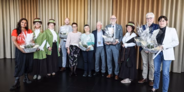 Vijf grootmeesters brengen eerste witte asperges naar Provinciehuis