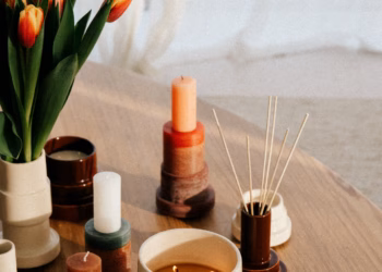 Stan Editions lanceert een speelse zomercollectie met stapelbare kaarsen, vazen en diffusers