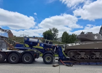 De Sherman Jumbo van Bastogne Barracks steekt het Kanaal over!