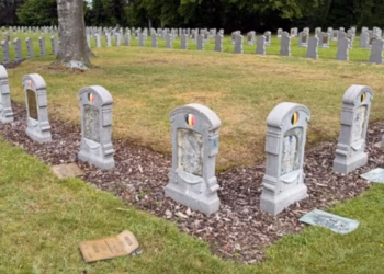 Evenement op Belgische militaire begraafplaats Houthulst – tijdelijke naamplaatjes voor beschadigde graven