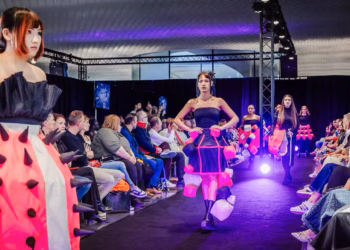 Modeshow en expo AVANT in het Provinciehuis brengen toeschouwers in intergalactische sferen