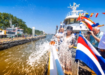 Nieuwe elektrische veerboot Scheldestroom feestelijk gedoopt
