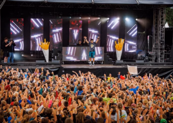 Pennenzakkenrock 2026 pakt uit met sterke line-up op twee festivaldagen: volledig uitverkocht voor scholen