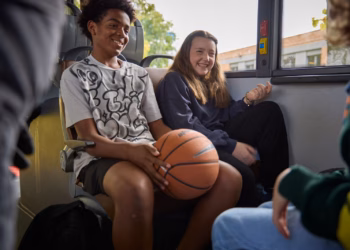 Zorgeloos op kamp: De Lijn brengt jeugdverenigingen opnieuw voordelig naar hun zomerkamp