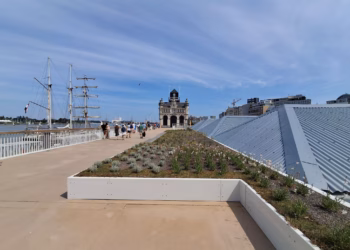 Historische hangars en wandelterras Scheldekaaien vernieuwd en opnieuw open
