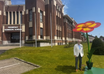 Leerlingen lasafdeling PTS Boom plaatsen zelfgemaakt kunstwerk in schooltuin