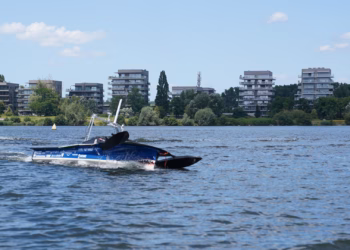 Zelfvarende zonneboot zet koers richting Monaco