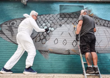 Graffitikunstenaar SMOK geeft provinciale pompstations nieuwe belevingsdimensie
