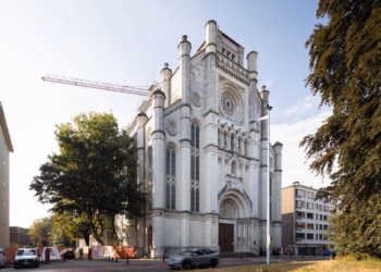 Belangrijke mijlpaal in restauratie Sint-Annakerk: linkergevel en glas-in-loodramen eerste deel voltooid